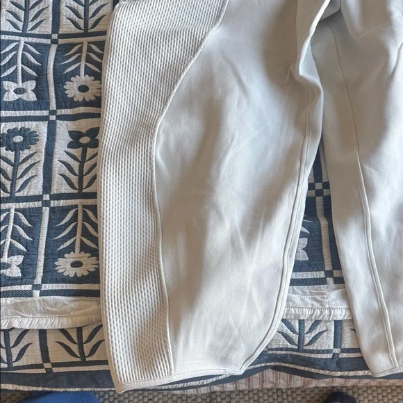 Lululemon Mixed Fabric Relaxed-Fit Tapered High-Rise Pant - medium - Picture 4 of 6